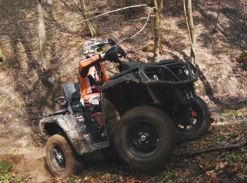 Stor ODES ATV ”off road” i skog.